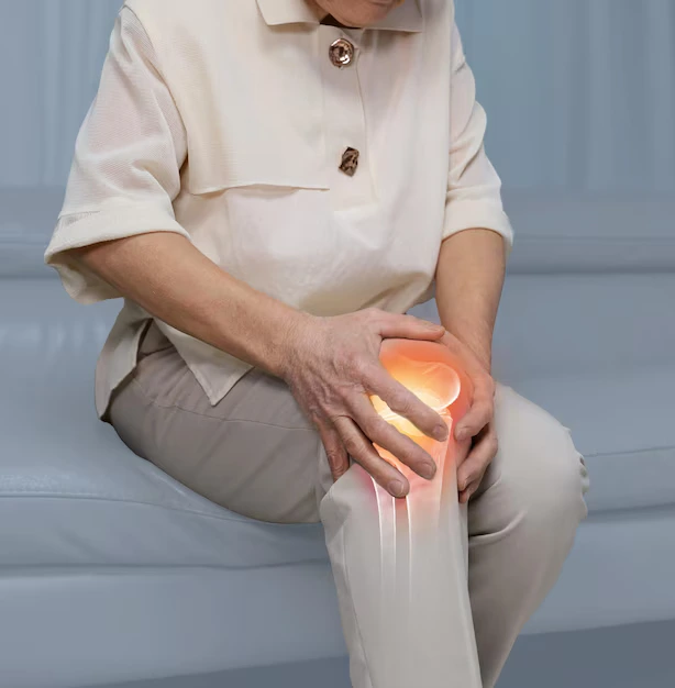elderly woman with knee pain 676955 816